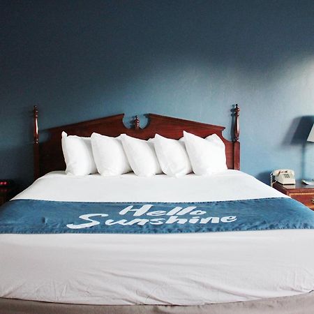 Days Inn By Wyndham Шоу Лоу Екстериор снимка